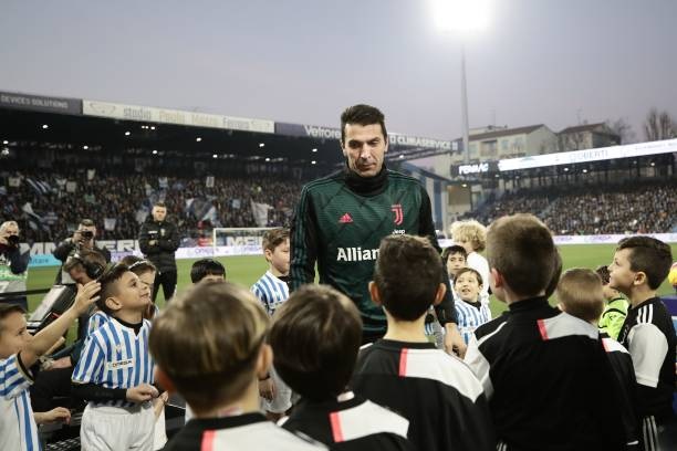 بوفون يلتقي بالصغار قبل مباراة يوفنتوس و سبال - Gigi Buffon before Juventus match vs Spal