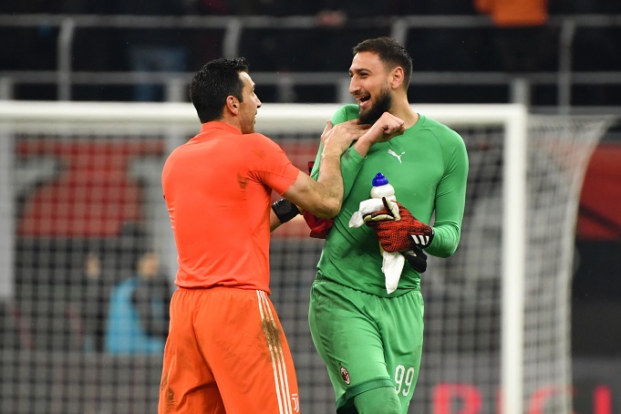 بوفون يبتسم مع دوناروما بعد لقاء ميلان اليوفي - Buffon jokes with Donnarumma  after Milan Juve match