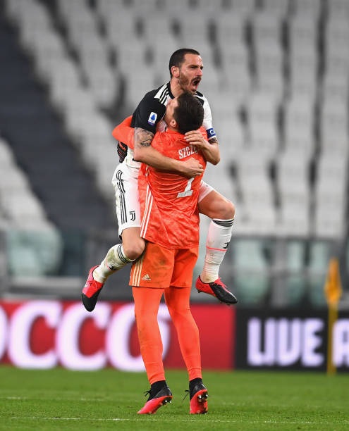 فرحة لاعبي يوفنتوس ( بونوتشي و تشيزني ) بالفوز ضد انتر ميلان - Juventus ( Bonucci & Szczesny ) celebration after beating inter milan