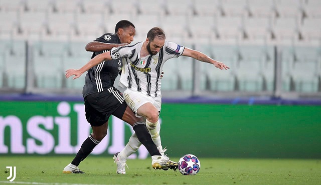 هيغوين خلال مباراة يوفنتوس و ليون - Higuain during Juventus lyon match