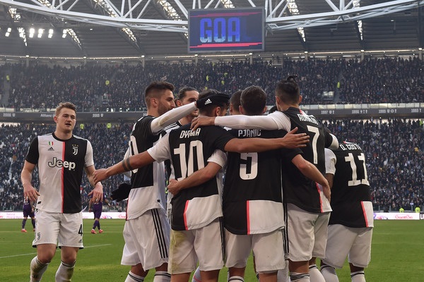 رونالدو يحتفل بهدفه مع زملائه في لقاء يوفي فيورنتينا - Ronaldo celebrates with teammates in Juve Fiorentina