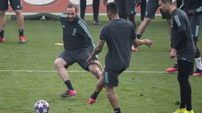 رونالدو و دانيلو و هيغوين في تدريب اليوفي قبل ليون - Ronaldo & Higuain & Danilo in Juve training before lyon