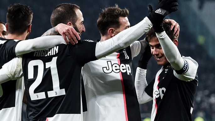 هيغوين يحتفل بالهدف الاول مع ديبالا - Higuain with Dybala after Juventus goal vs Udinese