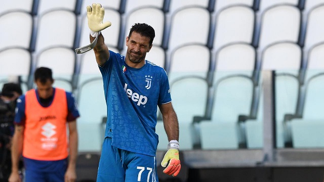 بوفون خلال مباراة اليوفي و تورينو ( يحطم الرقم القياسي للدوري الايطالي ) - Buffon in Juve Torino ( Serie A appearances record , 648 )