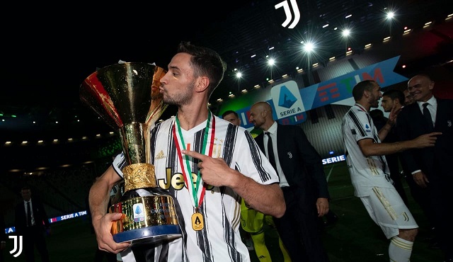 دي تشيليو خلال احتفالات يوفنتوس بلقب الدوري الايطالي - De Sciglio during Juventus celebration for Scudetto 2020