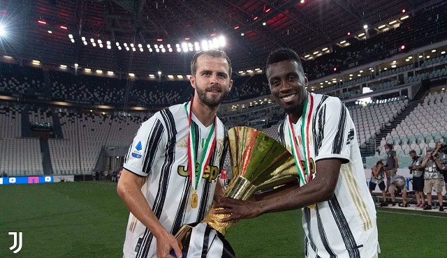 ماتويدي و بيانيتش خلال احتفالات يوفنتوس بلقب الدوري الايطالي - Matuidi & Pjanic during Juventus celebration for Scudetto 2020