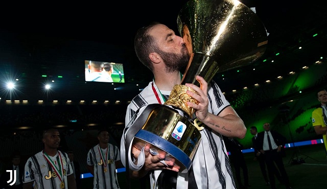 هيغوين خلال احتفالات يوفنتوس بلقب الدوري الايطالي - Higuain during Juventus celebration for Scudetto 2020