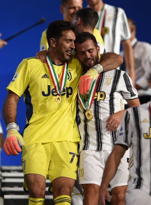 بوفون و بيانيتش خلال احتفالات يوفنتوس بلقب الدوري الايطالي - Buffon & Pjanic during Juventus celebration for Scudetto 2020