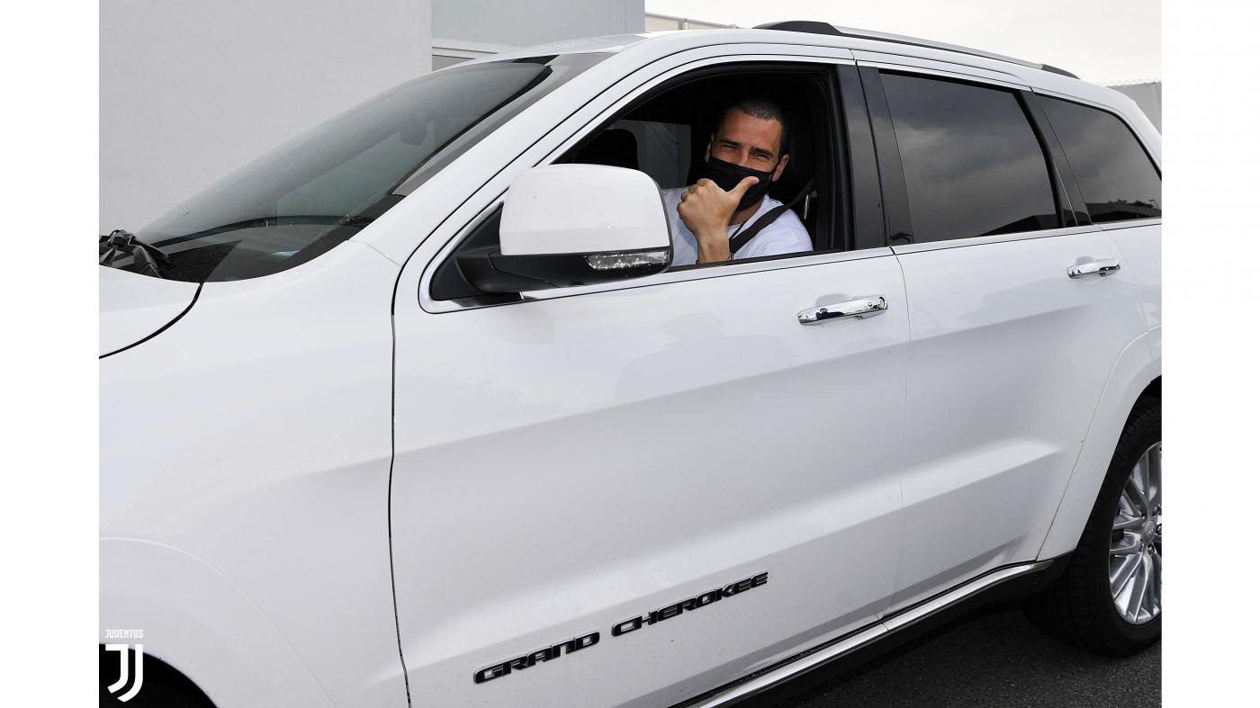 بونوتشي يصل لتدريبات اليوفي بسيارته - Bonucci arrives by his car to Juve training