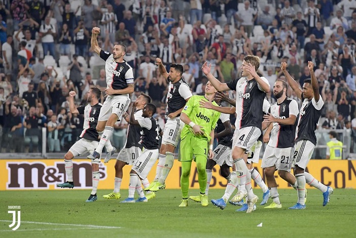 لاعبي اليوفي يحتفلون بالفوز - Juventus players celebrate