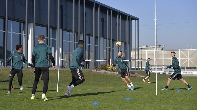 التنس بالاقدام في تدريب اليوفي - Foot-tennis game during juventus training