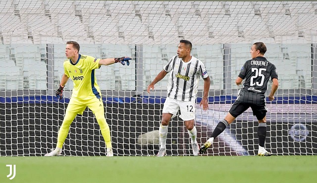 تشيزني و اليكس ساندرو خلال مباراة يوفنتوس و ليون - Szczesny & Alex Sandro during Juventus lyon match