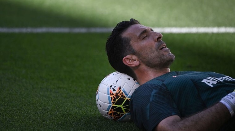 بوفون مستلقياً على الأرض بالاحماء قبل لقاء يوفنتوس تورينو - Buffon in Warm Up before Juve Torino derby