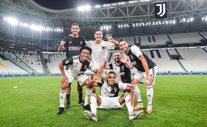 لاعبي امريكا الجنوبية فرحة اليوفنتوس بعد ضمان نيل الدوري الايطالي 2020 - south America players during Juventus celebration after secured Scudetto 38