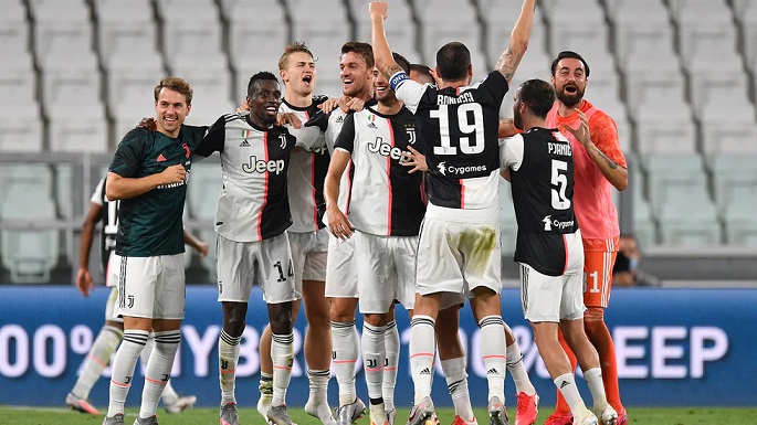 فرحة اليوفنتوس بعد ضمان نيل الدوري الايطالي 2020 - Juventus celebration after secured Scudetto 38