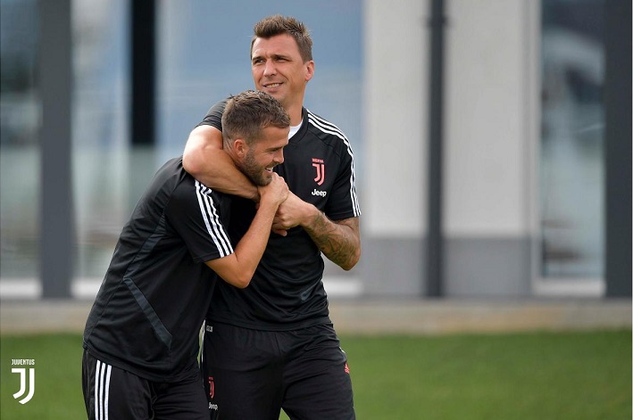 ابتسامة ماندزوكيتش و بيانيتش - Mandzukic joking with Pjanic