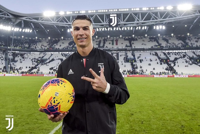 رونالدو مع كرة المباراة بعد الهاتريك - Juve's Ronaldo after Hat-tirck