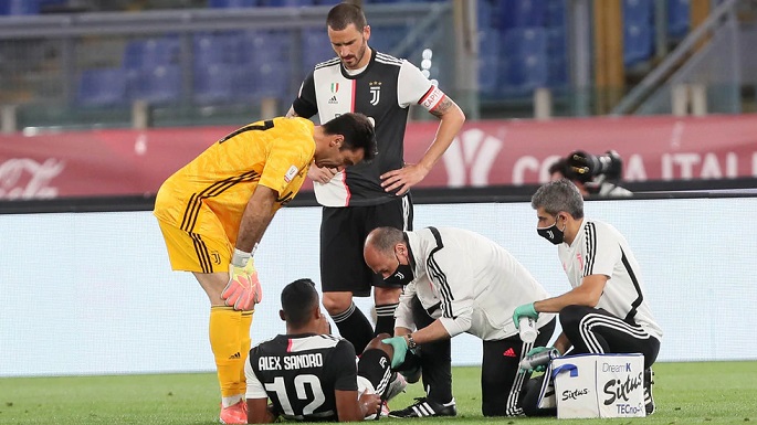 اليكس ساندرو ساقط للإصابة في نهائي كاس ايطاليا ( نابولي اليوفي ) - Alex Sandro Injured in Coppa Italia final ( Napoli Juve )