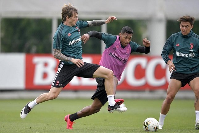 بيرنارديسكي و اليكس ساندرو في تدريب اليوفنتوس في مايو 2020 - Bernardeschi & Alex Sandro during Juventus training in may 2020