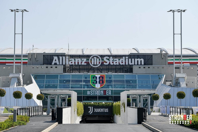 اليوفنتوس مع شعار الاسكوديتو 38 امام الأليانز ستاديوم - Juventus with Scudetto 38 flag in Allianz Stadium
