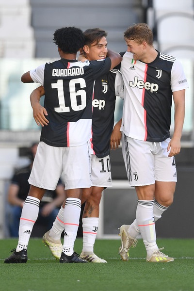 ديبالا يحتفل بهدفه مع دي ليخت كوادرادو في ديربي يوفنتوس و تورينو - Dybala celebrates the goal with de Ligt & Cuadrado in Juventus Torino derby