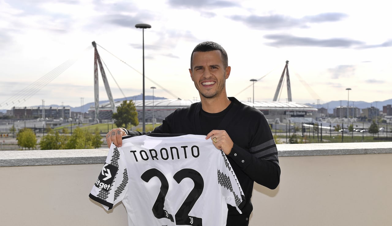جيوفينكو في زيارة كونتيناسا و سيكون جزء من أكاديمية يوفنتوس تورونتو - Giovinco will be part of Juventus Academy Toronto