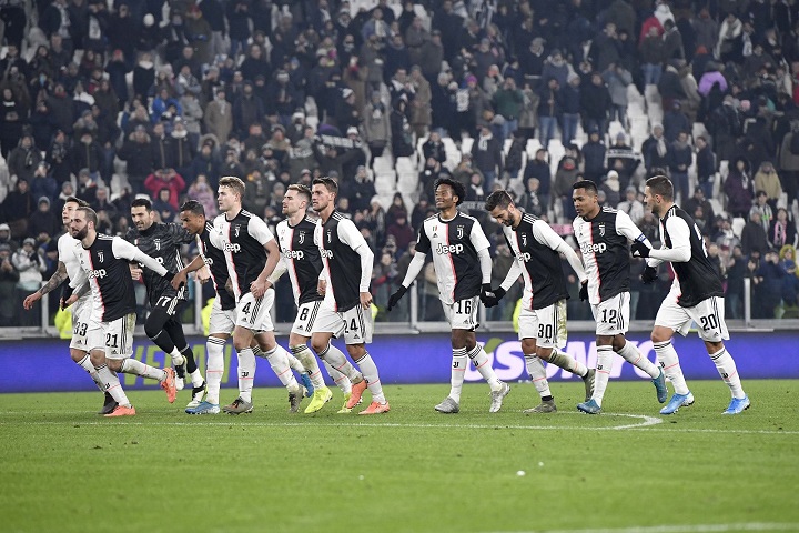 لاعبي اليوفي يحيون الجماهير بعد الفوز ضد اودينيزي - Juve players greet fans