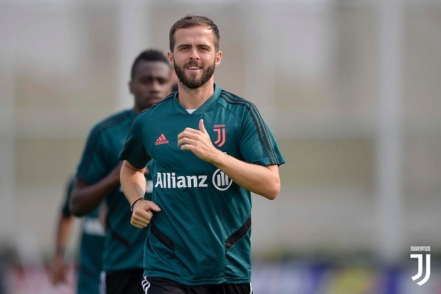 ابتسامة بيانيتش في تدريب اليوفي في يونيو 2020 - Pjanic smiles during Juventus training after coronavirus break