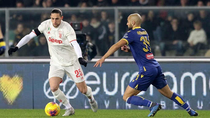 رابيو امام مرابط في مباراة فيرونا يوفنتوس - Rabiot vs Sofyan Amrabat in Verona Juventus match