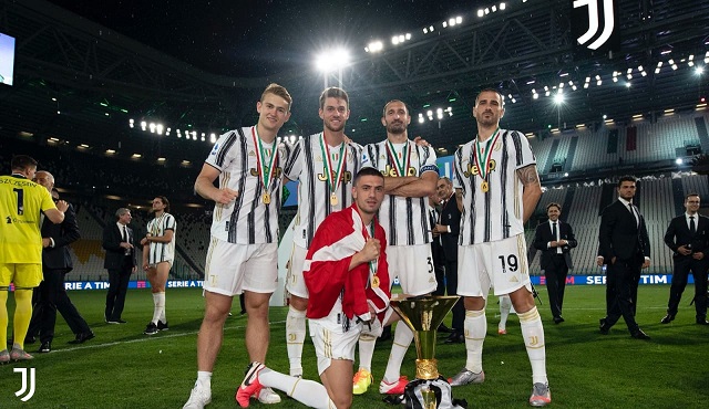 كيليني و بونوتشي و دي ليخت و روغاني و ديميرال خلال احتفالات يوفنتوس بلقب الدوري الايطالي -  The 5 defenders during Juventus celebration for Scudetto 2020