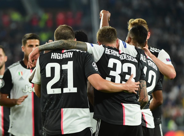 بيرنارديسكي يحتفل بهدفه مع هيغوين - Bernardeschi celebrates with Higuain