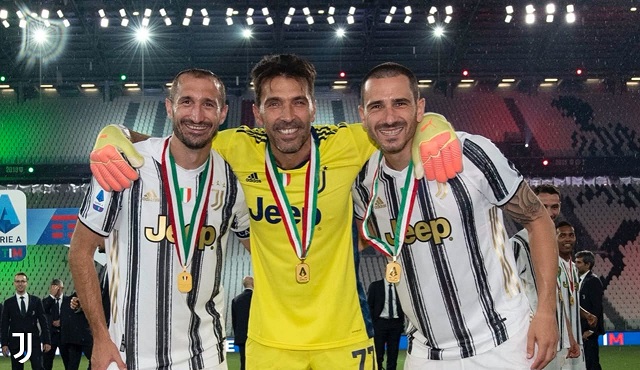 بونوتشي و بوفون و كيليني خلال احتفالات يوفنتوس بلقب الدوري الايطالي - Bonucci & Buffon & Chiellini during Juventus celebration for Scudetto 2020