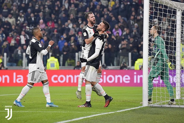 بينتانكور يحتفل بهدفه ضد روما مع بيانيتش - Bentancur celebrates with Pjanic after juve goal