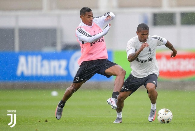 دوغلاس كوستا و أليكس ساندرو في تدريب اليوفي يونيو 2020 بطقم جديد - Douglas Costa & Alex Sandro during Juve training in rainy weather