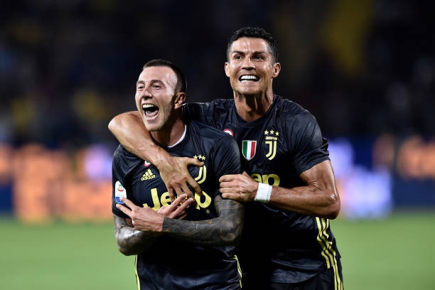 بيرنارديسكي يحتفل مع رونالدو - Bernardeschi celebrates with Ronaldo