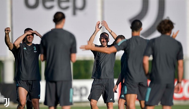 بونوتشي و ديميرال خلال تدريب يوفنتوس قبل لقاء ليون - Bonucci & Demiral smile during Juve training for lyon match