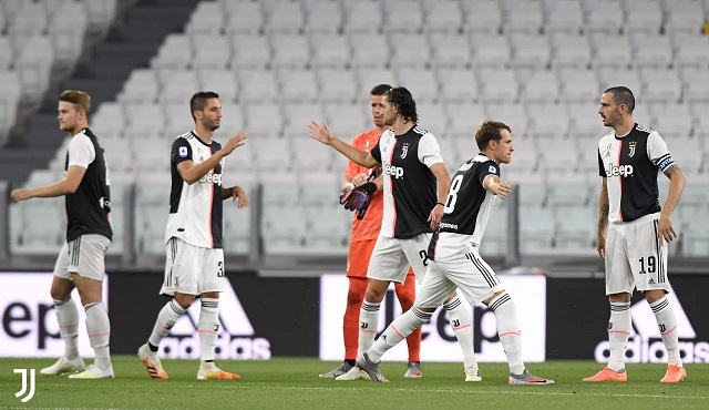 احتفال لاعبي اليوفي بعد الفوز ضد لاتسيو - Juventus platers joy after Lazio match