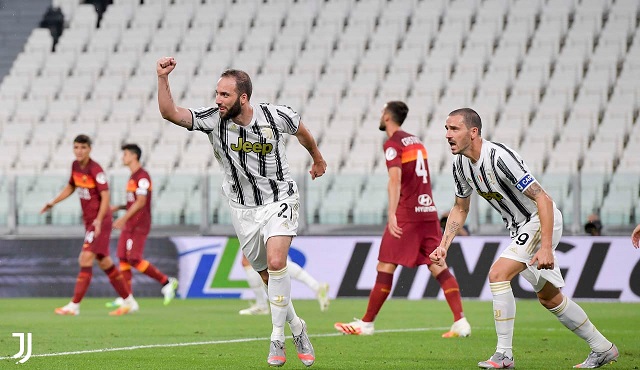 هيغوين يحتفل بهدفه مع بونوتشي خلال مباراة يوفنتوس روما - Higuain celebrates with Bonucci during Juventus Roma match