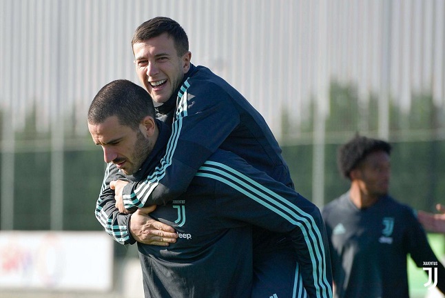 بيرنارديسكي يبتسم على ظهر بونوتشي - Bernardeschi smiles in Bonucci back 