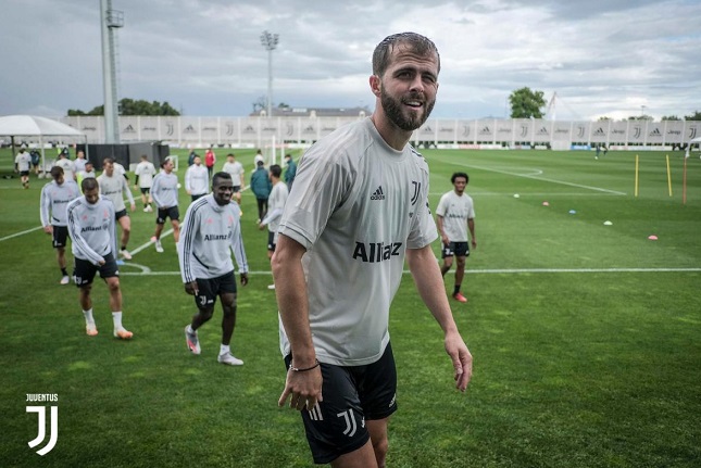 بيانيتش في تدريب اليوفي يونيو 2020 بطقم جديد - Pjanic during Juve training in rainy weather