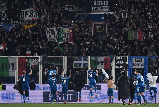 فرحة لاعبي اليوفي بعد الفوز ضد سبال - Juventus platers greet fans after beating Spal