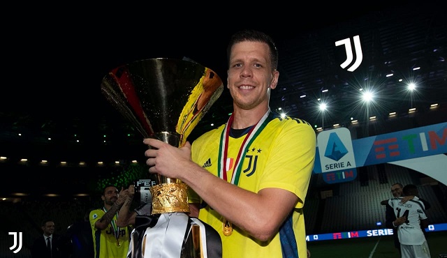 تشيزني خلال احتفالات يوفنتوس بلقب الدوري الايطالي - Szczesny during Juventus celebration for Scudetto 2020