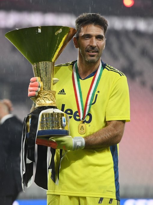 جيجي بوفون خلال احتفالات يوفنتوس بلقب الدوري الايطالي - Gianluigi Buffon during Juventus celebration for Scudetto 2020