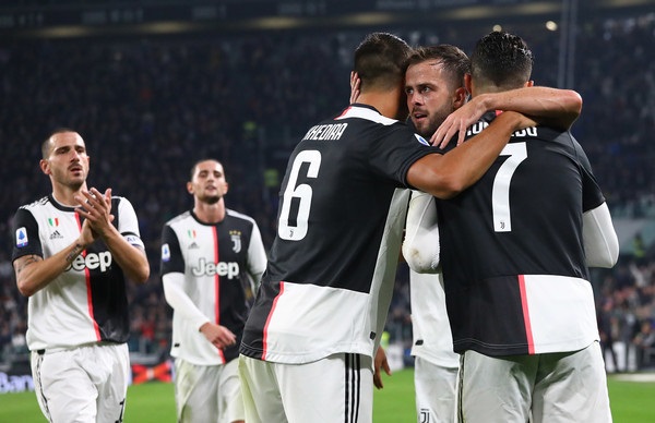 بيانيتش يحتفل بهدفه مع رونالدو خضيرة - Pjanic celebrates with Khedira & Ronaldo