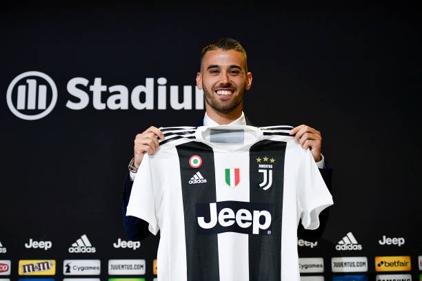 سبينازولا مع قميص اليوفي بالمؤتمر - Spinazzola with juve shirt