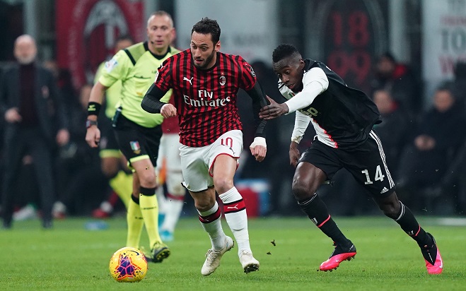 ماتويدي امام كالهانوغلو في مباراة ميلان يوفنتوس - Matuidi vs Calhanoglu in Milan Juventus