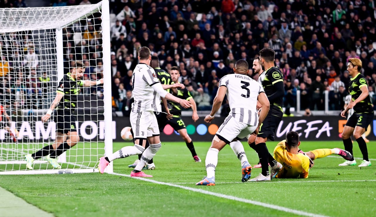 فيدريكو جاتي يسجل هدف خلال مباراة يوفنتوس ضد سبورتينغ لشبونة 2023 - Federico Gatti scores a goal during Juventus match Vs Sporting CP