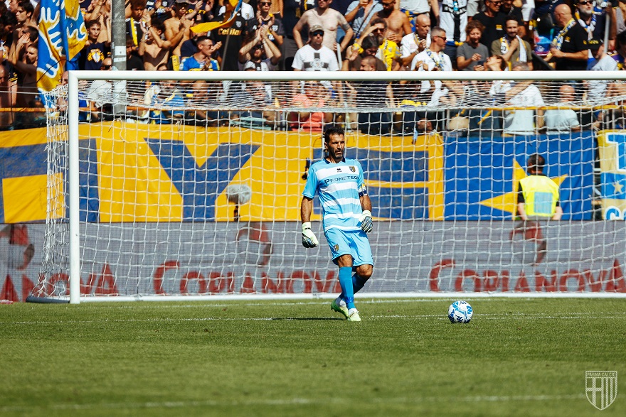 جيجي بوفون خلال مباراة بارما و تيرنانا - Buffon during Parma Vs Ternana match