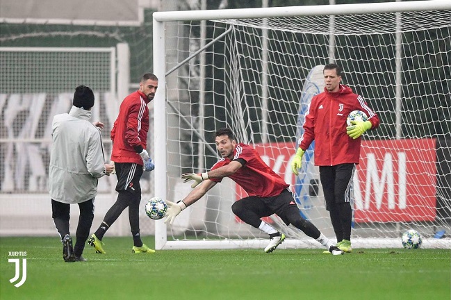 جانلويجي بوفون يتصدى - Gianluigi Buffon