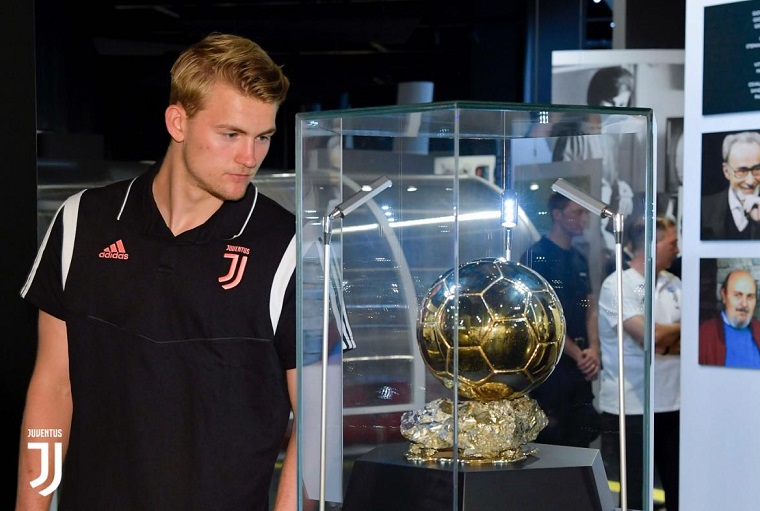 دي ليخت بمتحف اليوفي مع الكرة الذهبية - De ligt in Juve Museum 